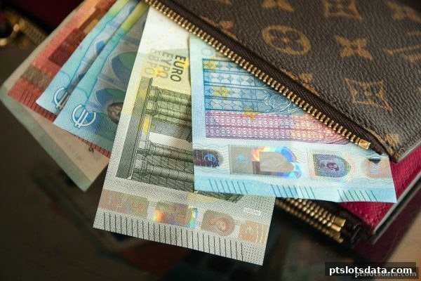 团队购彩新视角：pt电子游戏如何赋能合买与返利模式？